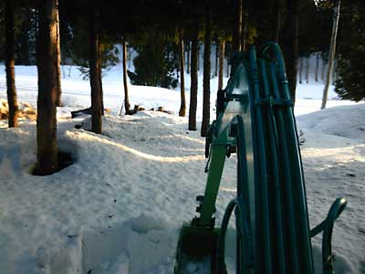 午後から行者ニンニク畑の除雪の準備をしました。