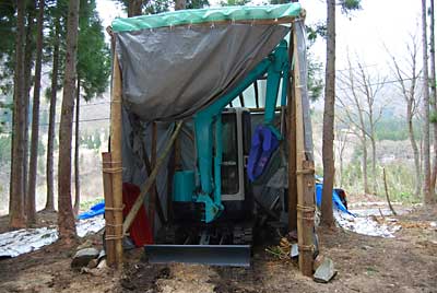 作業が終わってユンボ小屋に収納しました。