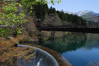 堰堤の滝も水量が多くて豪快に水が落ちています。