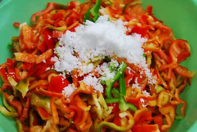 大好評の神楽なんばんの佃煮を作ろうと仕込み中です。