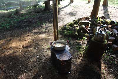 杉林の中の時計型薪ストーブでじっくり煮込みました。