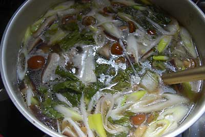 キノコ汁のナベを持って行き、煮込みました。