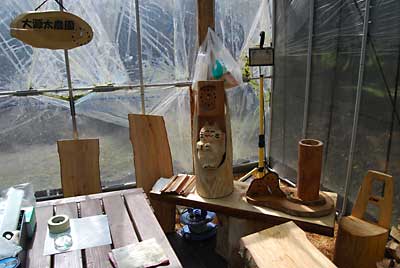 文化祭の出展用の時計置き台もハウスに移動しました。