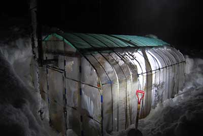 ３０分ほどで、ハウスのまわりだけスコップで雪を掘りました。