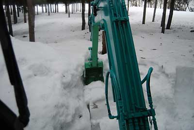 ユンボで雪入れをしました。