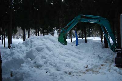 今日は半分だけ雪入れをしました。
