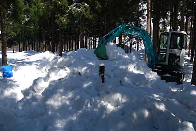 短期用雪室へユンボで雪入れをしました。