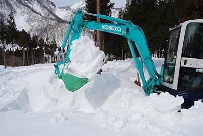 午後から農具小屋の除雪をユンボでしました。