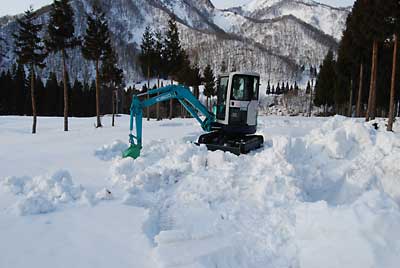 ちょっとだけ畑の雪の天地返しをしました。
