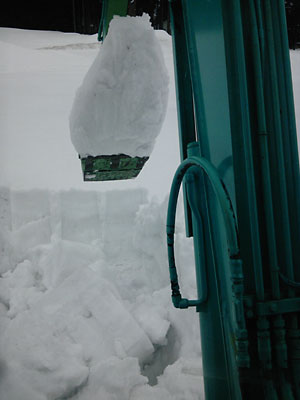 畑の雪をユンボで天地返ししてきました。