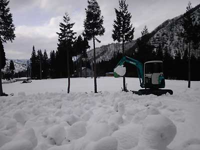 ユンボのバケットで積もった雪をすくって天地返しました。