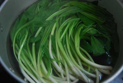 生のまま漬けるとクセが強いので、熱湯で１分間茹でてから漬けるとマイルドに漬かります。