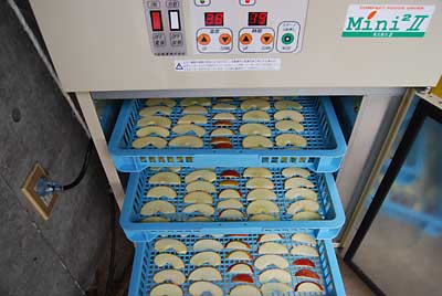 電気乾燥機に約１日半かければ完成します。