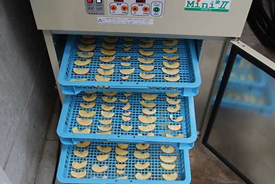 雪室リンゴを軽トラ市の販売と試食用に乾燥機に仕込みました。