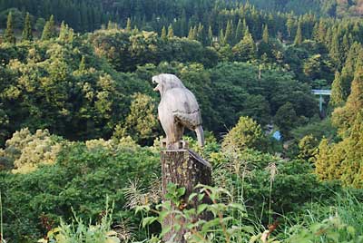 冬にチェンソーカービングしたイヌワシの周りの草もきれいに刈りました。