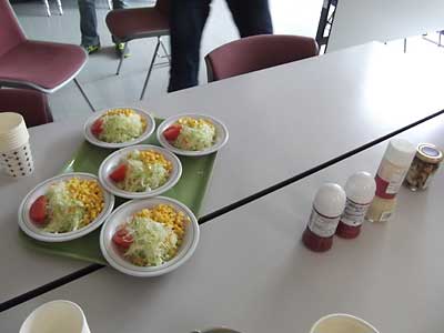 鳥栖先生がドレッシングを会社から取り寄せてくださり、試食させてくださいました。