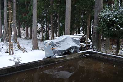 最後に残ったトラクターの耕耘部の雪囲いをしました。