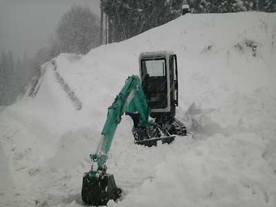 雪室までの除雪をユンボの練習方々やりました。