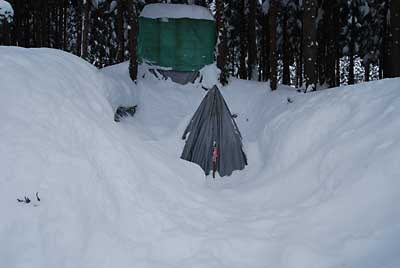 この雪で雪室は、かなり埋まりました。