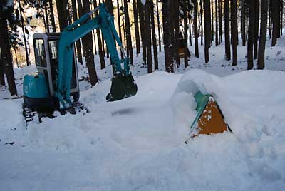 雪がある内にユンボで雪を盛ることにしました。