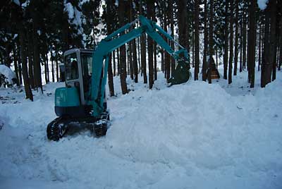約１時間かかって雪室２号が完成しました。