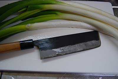 乾燥ネギには、直売所に出せなかった細いネギを使います。