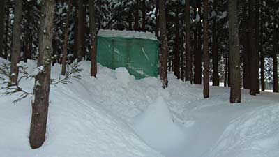 雪室１号は、まだ雪に埋まっていませんでした。 