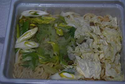 熱湯を注いで３分でキャベツもネギもしっかり戻りました。