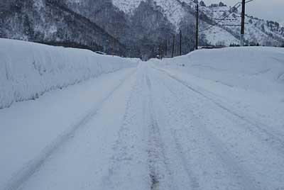 道路の雪もずいぶん高くなりました。