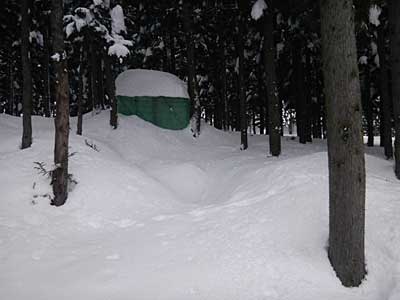 ようやく雪室１号が雪に埋まり見えなくなりました。