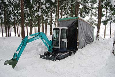 午前中、昨日に引き続き雪室に雪を入れることにしました。