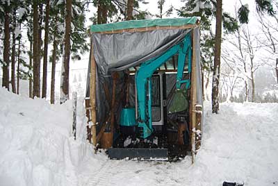 ユンボ君を小屋に格納して午前中の作業を終了しました。
