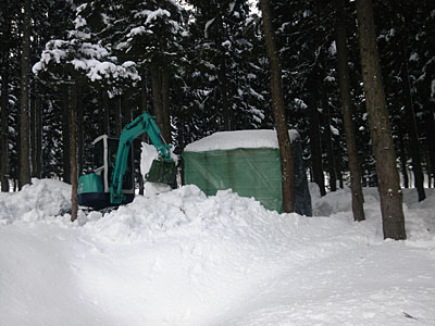 午後から雪室１号にユンボで雪入れをしました。