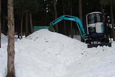 夕方から雨が降りそうなお天気だったので、雪室１号に最終の雪入れをしました。