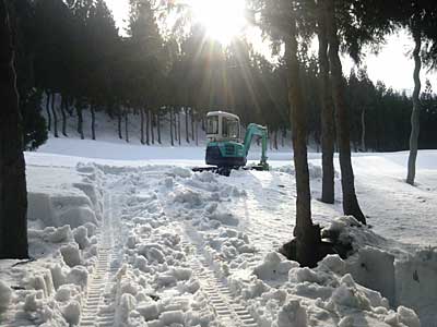 午後から畑の除雪の準備をしました。