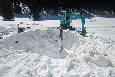 とりあえず、雪に埋まった畑の農具小屋を掘り出しました。