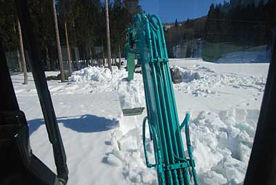 いよいよ、ユンボで畑の雪の天地返しです。