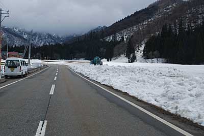 春先恒例の道路脇の雪の天地返しが始まりました。