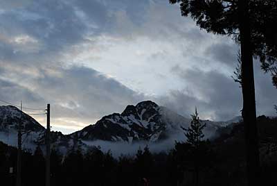 朝は、異様な感じの大源太山が見られました。