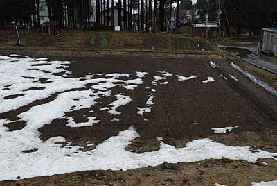 最終的にワラビ畑にしようと思っている畑にはまだ、雪があります。