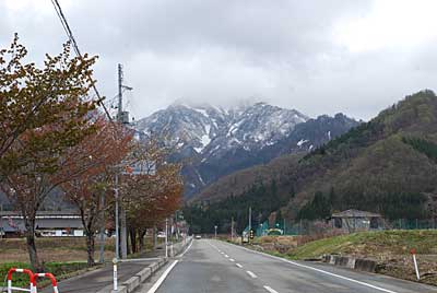 霧が晴れてきた大源太山にまた雪が降ったようでうっすら白くなっていました。