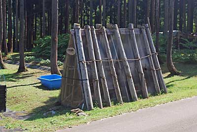 農具小屋の荒縄の取り替えをする ことにしました。