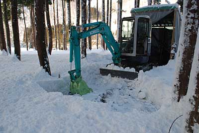 ユンボで軽く除雪をしました。