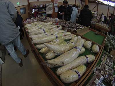 雪中貯蔵野菜は、大根やキャベツ、白菜が並んでいました。