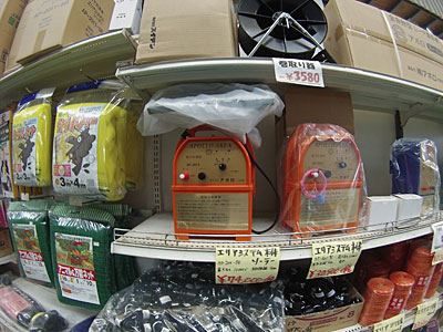 ソーラー電牧器本体が７４，０００円（税別）で売っていました。