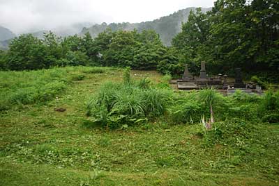 雨が降って畑作業が出来ないので、墓地の草刈りをしました。