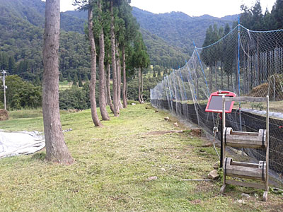 猿よけアミの外側の草刈りも終了しました。
