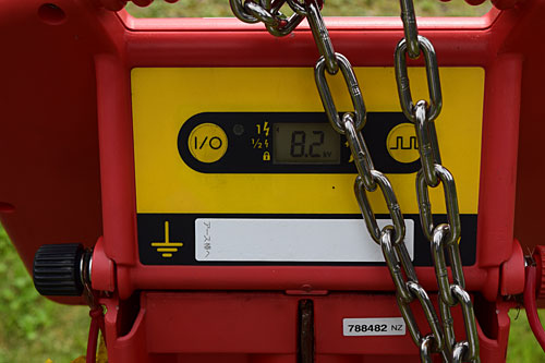電圧は、８，２００Vです。