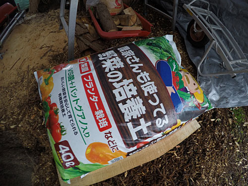 とりあえず、培養土を買ってきました。