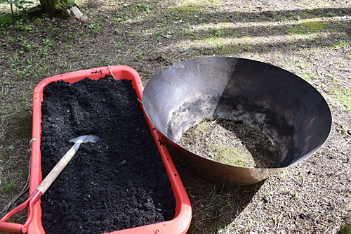 自家製の草木のクン炭